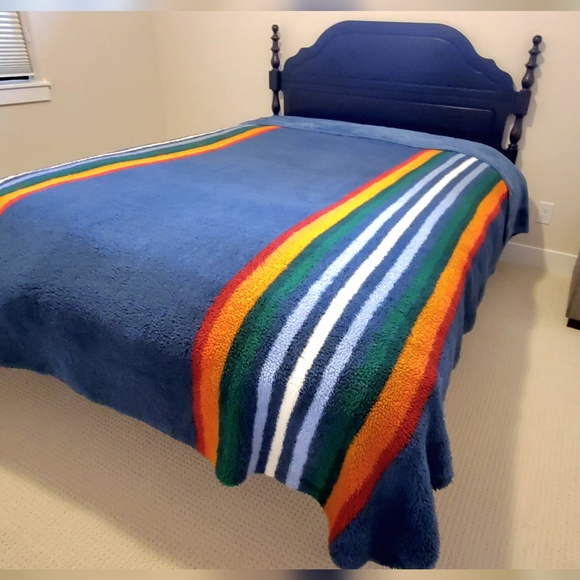 Pendleton Sherpa Fleece Reversible Blue, Orange/Red/GreenStripe Blanket King EUC - Picture 3 of 10